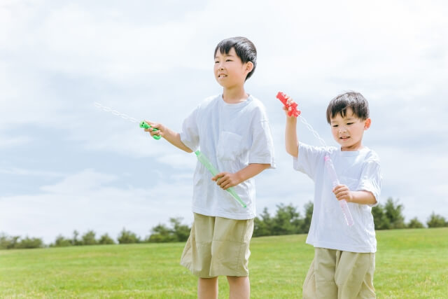 水遊びを楽しむ子どもの兄弟