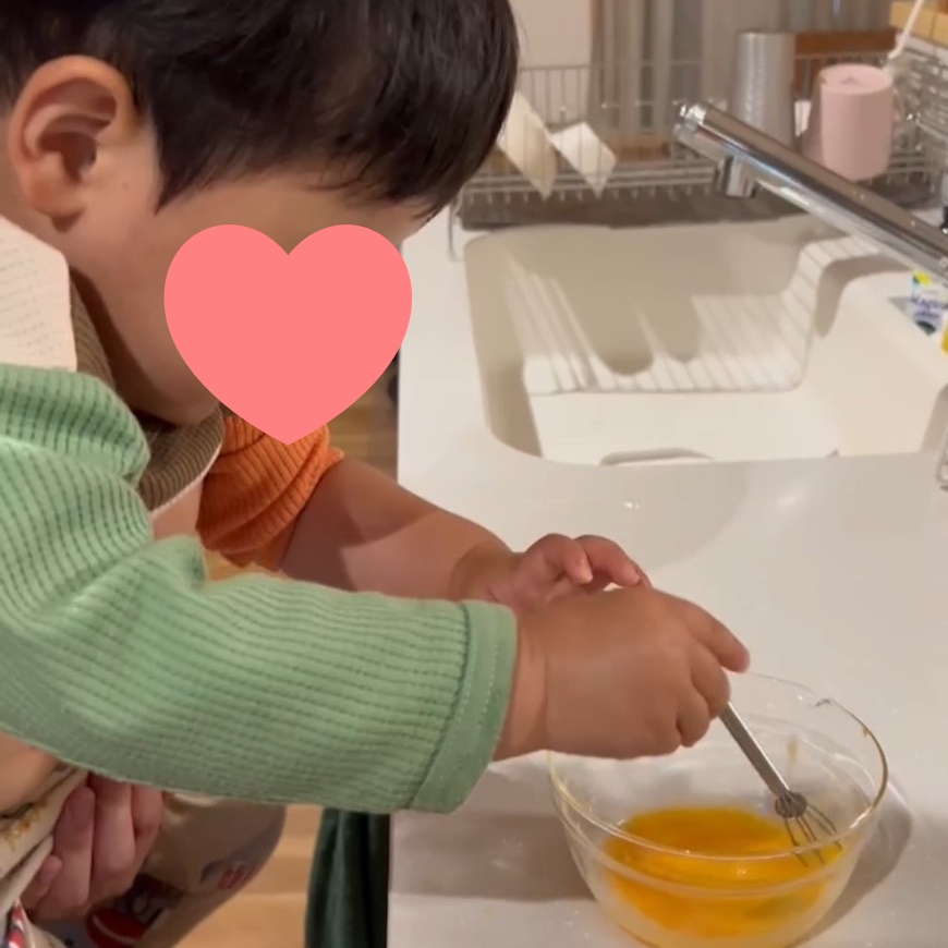 1歳児ができる料理のお手伝いをする様子