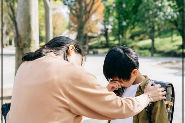 泣く子どもと慰める母親