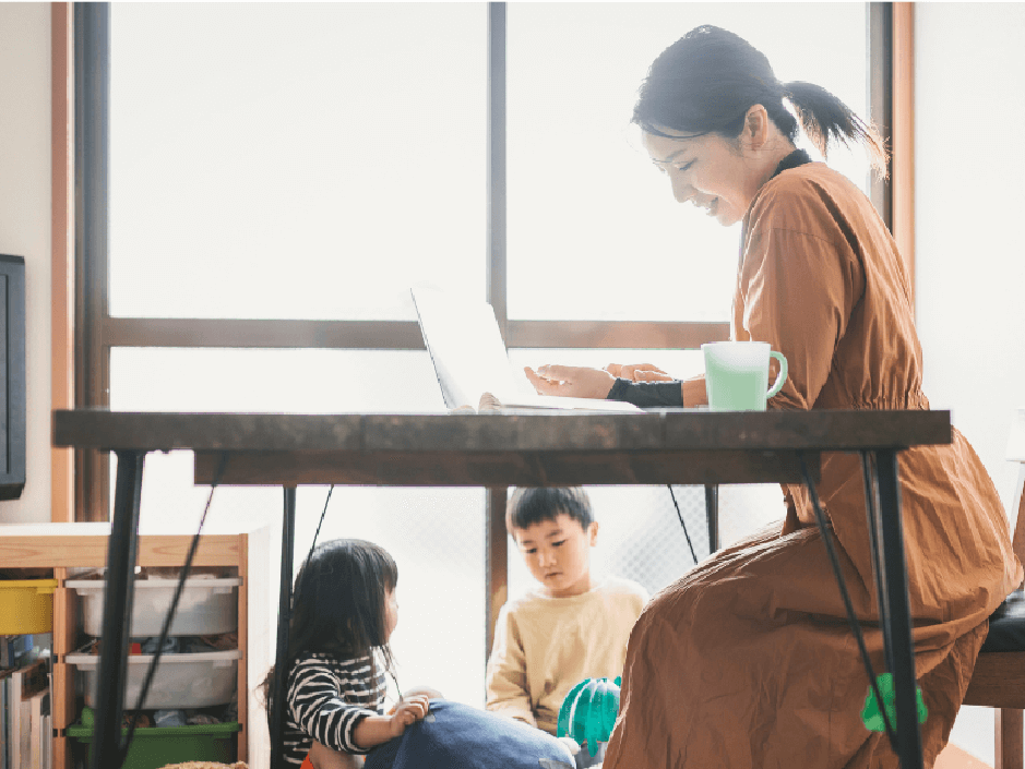 子どもと在宅ワークをするママ