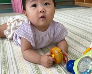 子育て支援センターで遊ぶ赤ちゃん