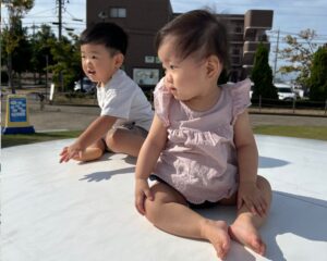 公園で遊ぶ子どもたち