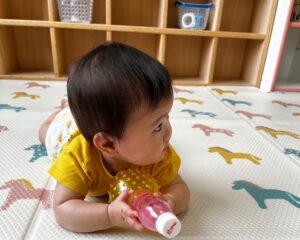 子育て支援センターでうつぶせで遊ぶ赤ちゃん