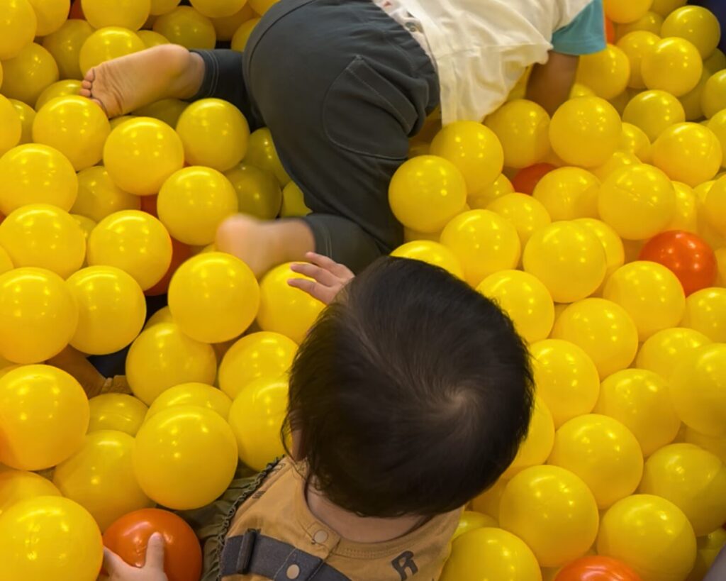 子育て支援センターのボールプールで遊ぶ子どもたち