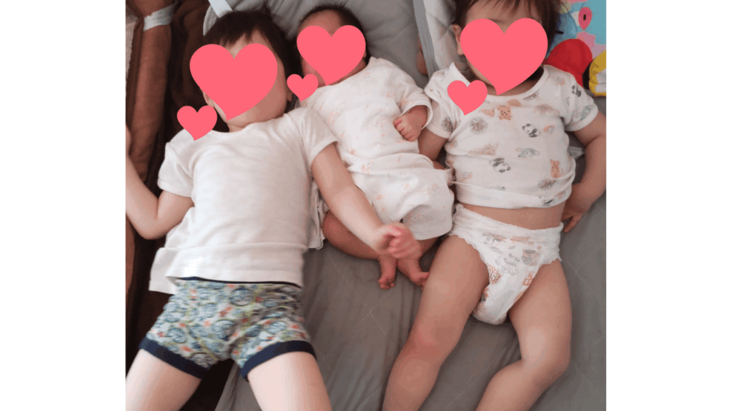 パンツになった4歳児とオムツ卒業していない3歳児