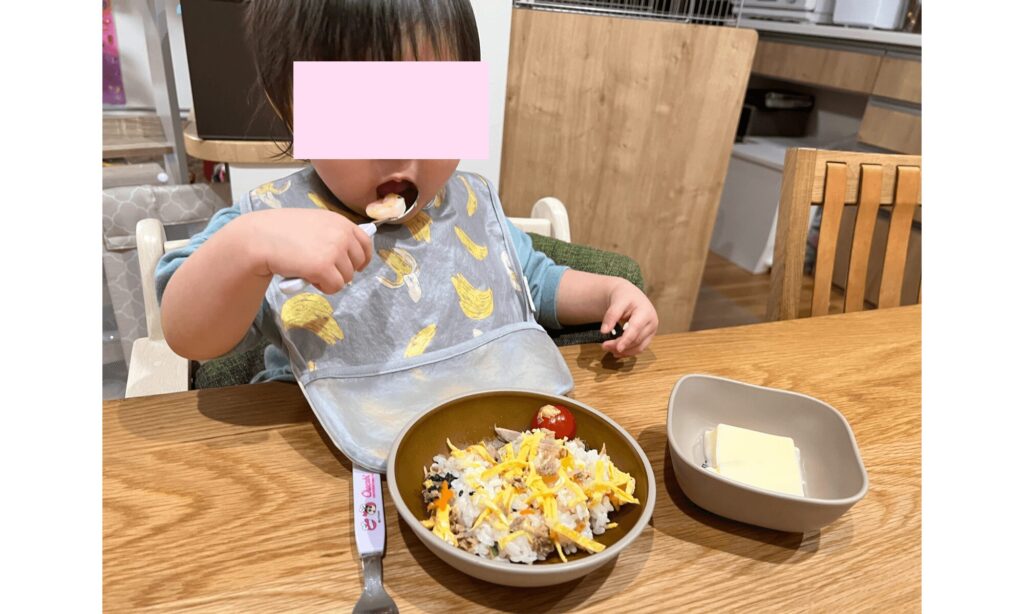 1歳ひな祭りにちらし寿司を食べる長女