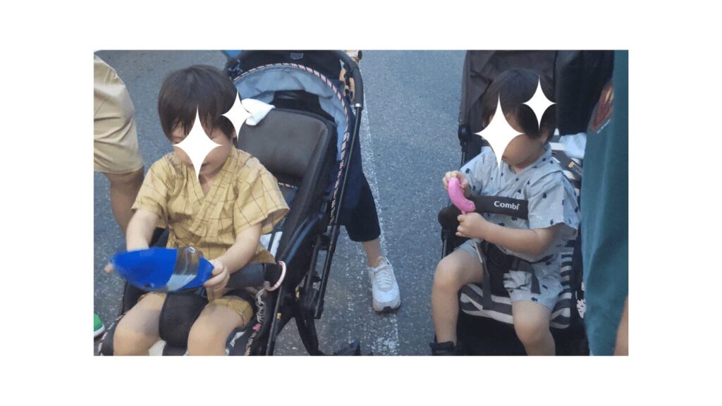 兄弟でベビーカーに乗る長男5歳と次男３歳