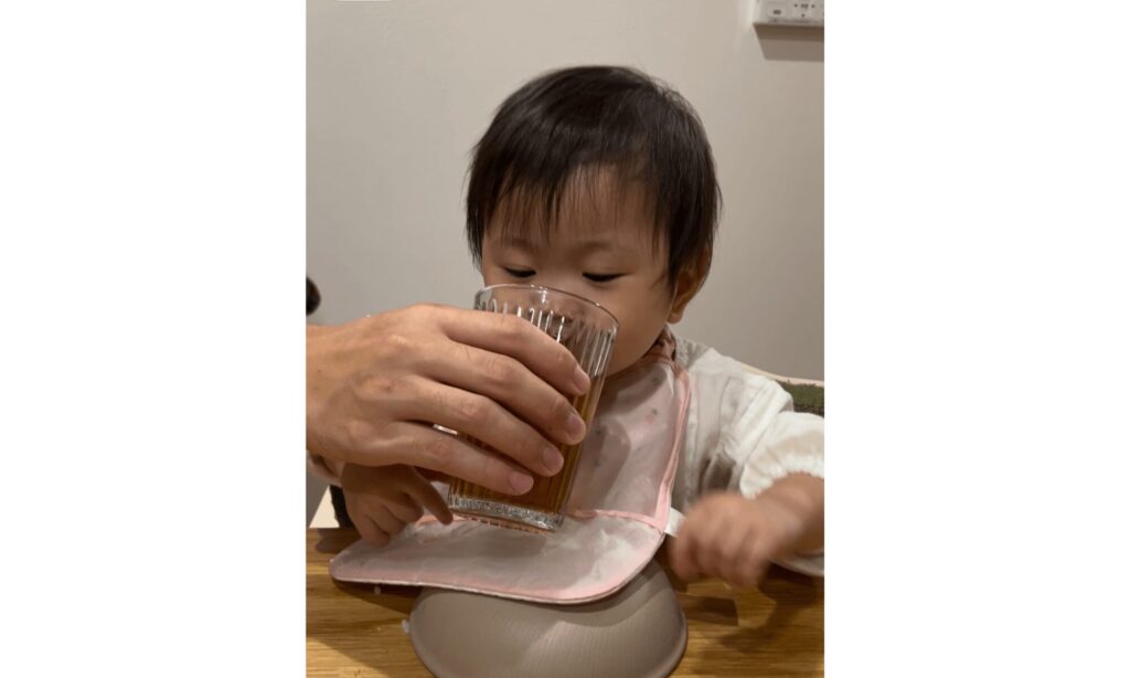 コップ飲みの練習をする赤ちゃん