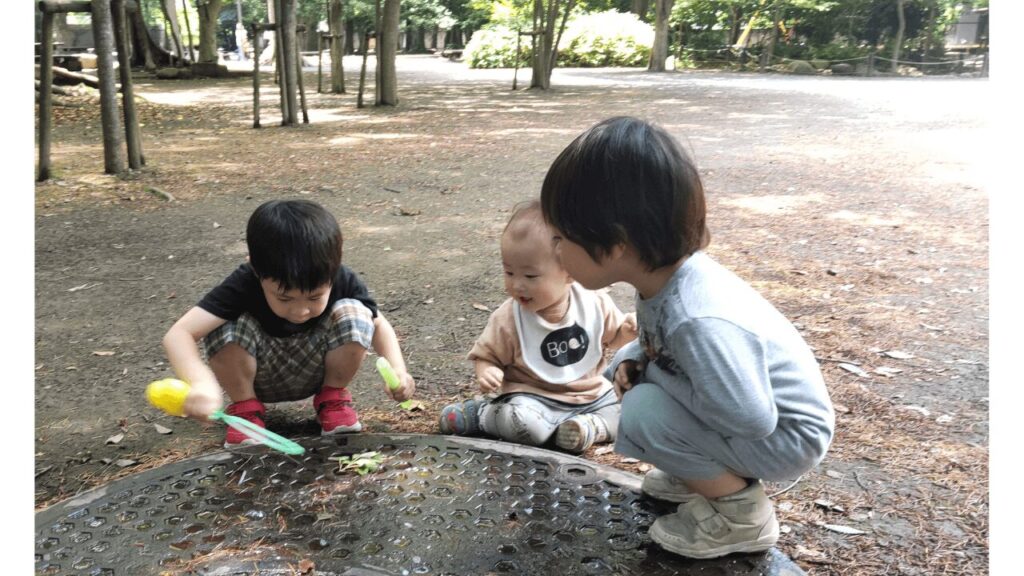 習い事をせず公園で遊ぶ子供