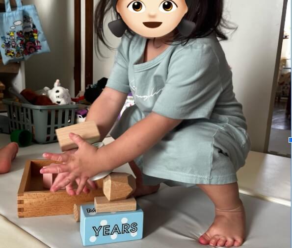 積木を積んで遊ぶ1歳児
