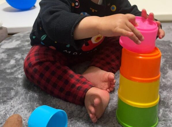 1歳が積み木を積む様子
