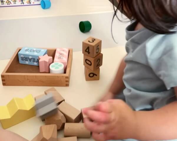 積木を壊す1歳児