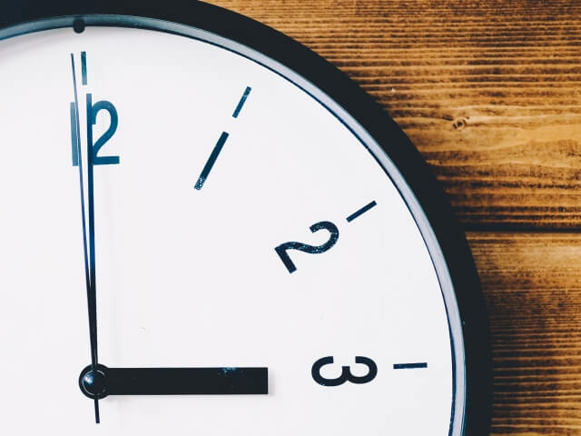 3時を示す時計