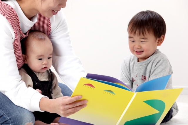 絵本を読むママと２歳の言葉の遅れが気になる子ども