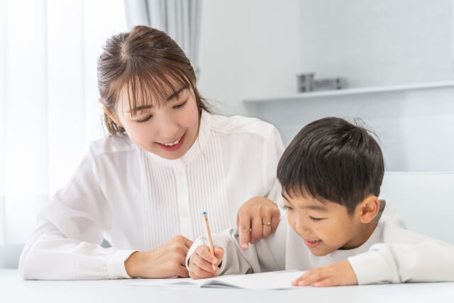 仲良く宿題に取り組む親子