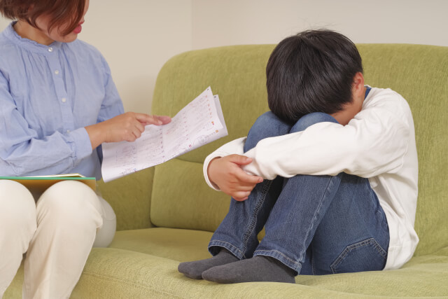 宿題を嫌がる小学生と指摘する母親
