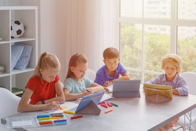 勉強や好きなことをする海外の子供たち